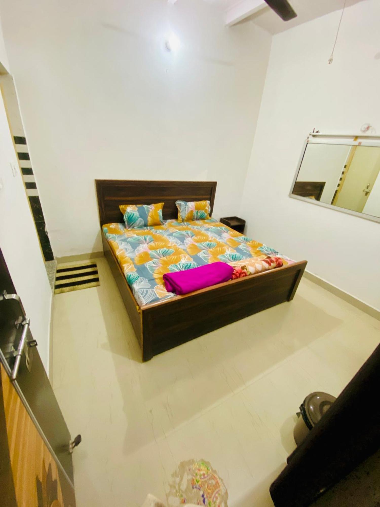 Nirupam Sadan Homestay Vrindāvan Exterior foto